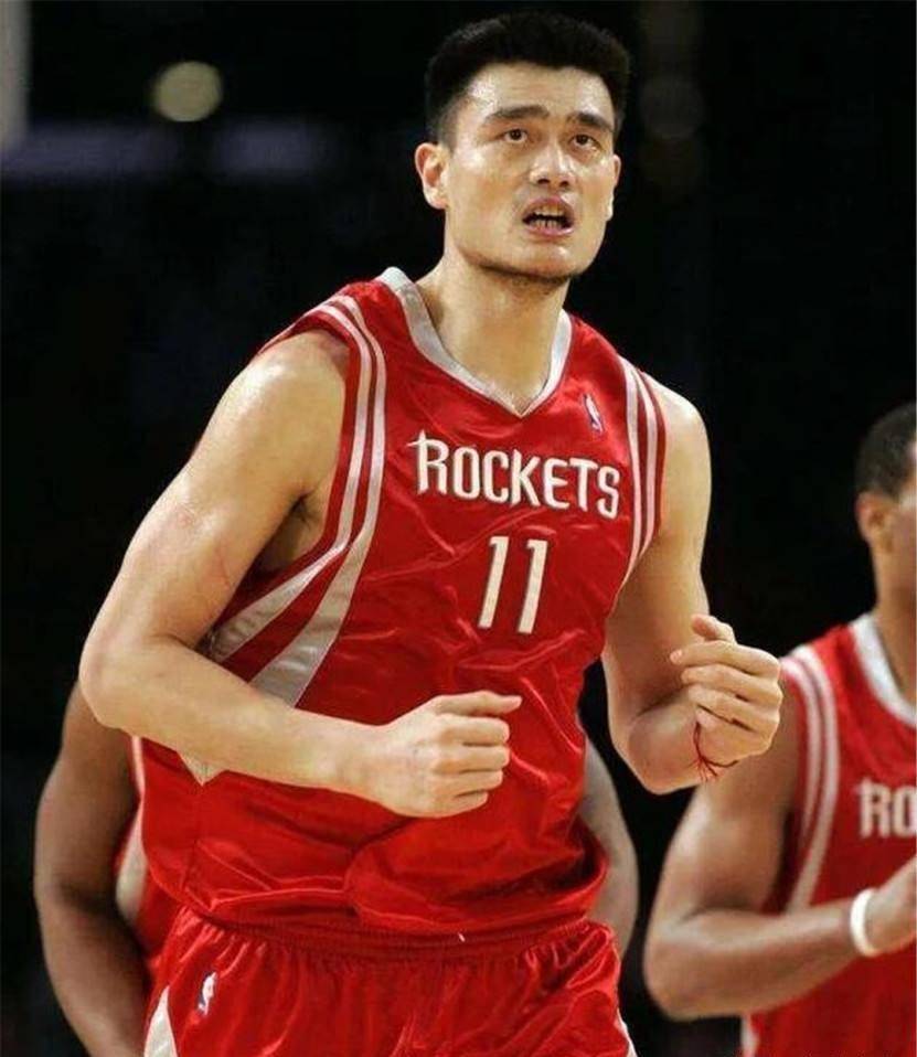 姚明篮球之路的终章，从巨星到退役 篮球大师姚明怎么退役